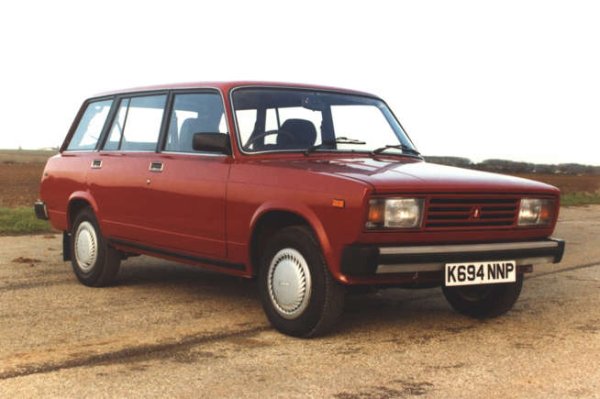 Lada Riva, известна повече като VAZ 2105, по-малко като Nova, няма нужда от представяне в бившия соц лагер. &bdquo;Лада докато е млада, като се ожули, става на жигули&ldquo;, казваха зевзеците. Но шофьорите на тази машина се надсмиваха над притежателите на Москвич, Шкода, Трабант, Вартбург. Спомени!

Всъщност, съветските инженери копират легендарния Fiat 124. Светът е разделен от Студената война и Източният блок се нуждае от евтина машина, която се справя с ужасните пътища и съмнително гориво. Ако я купувате, не очаквайте някакъв комфорт. Да, 18 милиона собственици просто не са имали избор.
